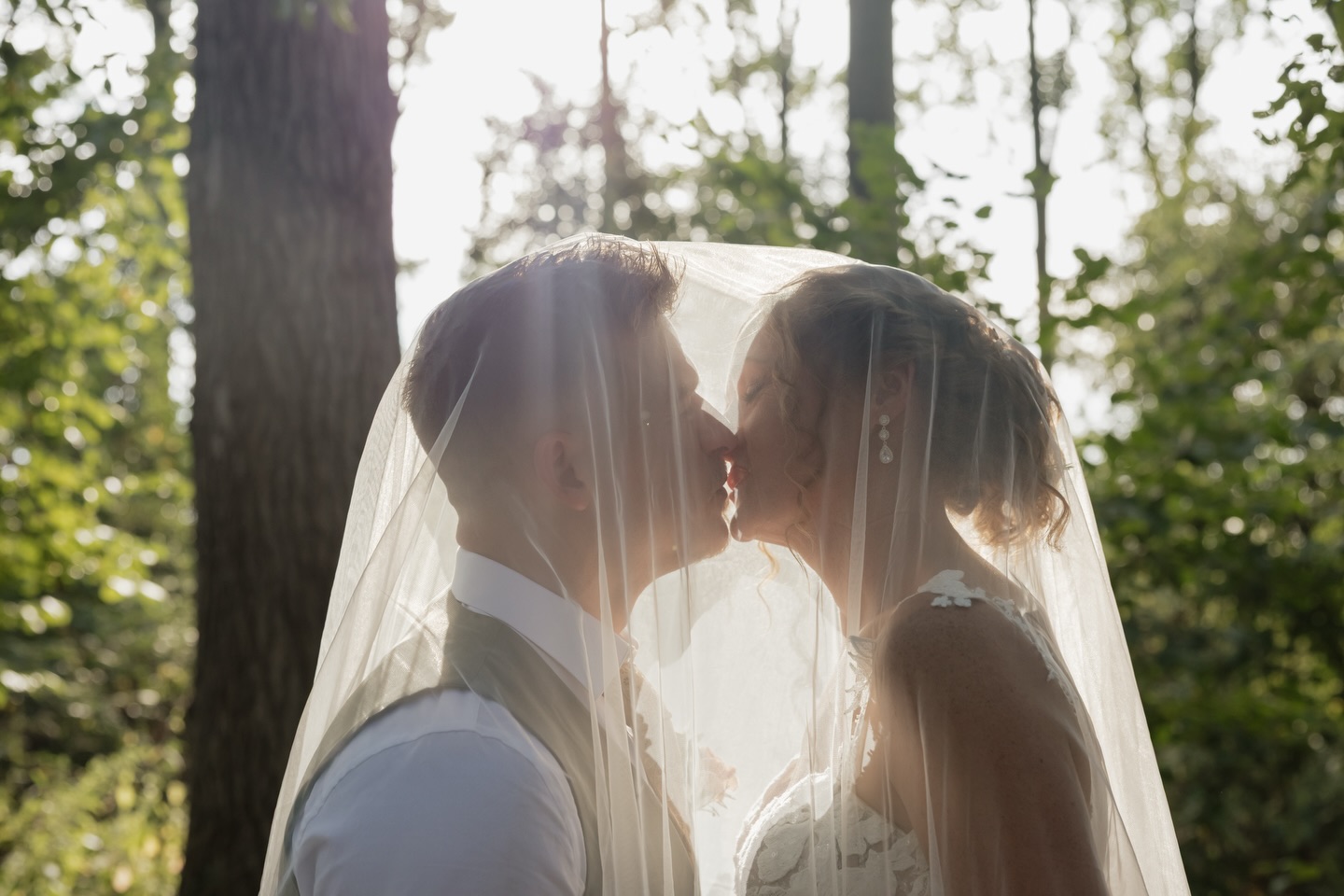 🌞✨ Wat een prachtige dag voor Jesse en Eva! Perfect weer, geweldig gezelschap en een overvloed aan liefde. Wat wil je nog meer? ❤️🥂#trouwfotografie #trouwen #bruiloft #trouwfotograaf #trouwfotograafnederland #trouwplannen #trouwplannen #canon #devonkendelens